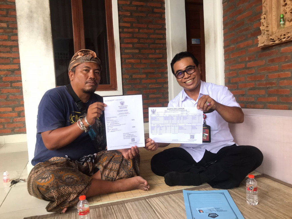 Penyerahan KK (Kartu Keluarga) Baru dan Akta Kematian kepada Perwakilan Keluarga di Banjar Cepaka oleh Pemerintah Desa Dalung